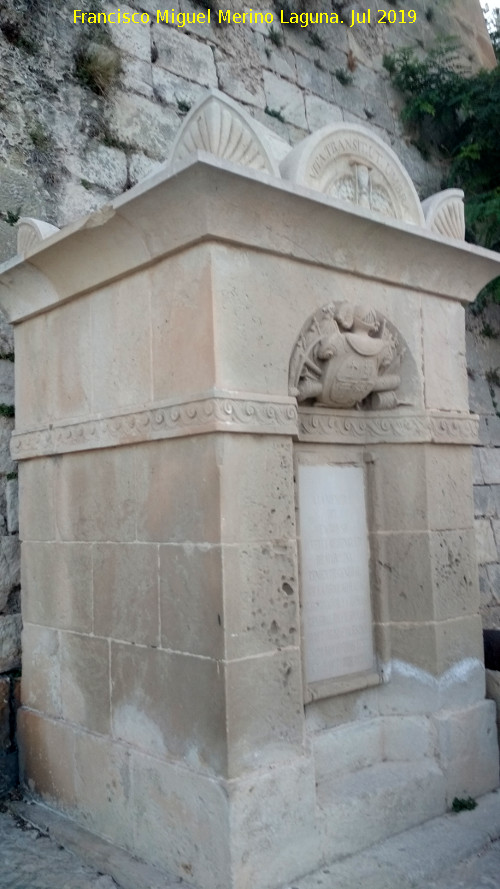 Castillo de Santa B�rbara. Monumento a Don F�lix Berenguer de Marquina - Castillo de Santa B�rbara. Monumento a Don F�lix Berenguer de Marquina. 