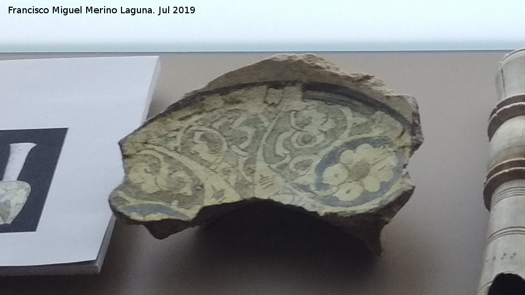 Calle Fuensanta - Calle Fuensanta. Fragmento de jofaina siglo XII. Museo de Santa Clara