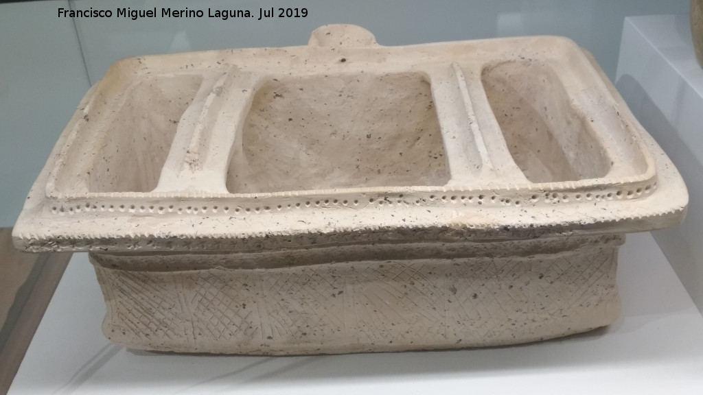 Calle Conde del Valle San Juan - Calle Conde del Valle San Juan. Pileta de abluciones del siglo XIII. Museo Arqueol�gico Regional de Murcia