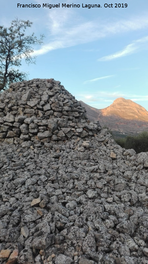 Chozo de los Cornetales - Chozo de los Cornetales. Con la Serrezuela al fondo