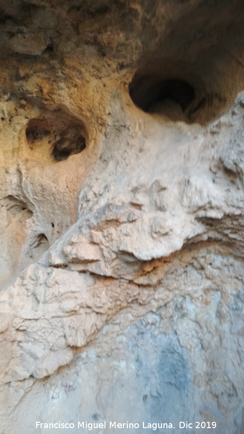 Abrigo de la Virgen - Abrigo de la Virgen. Oquedades