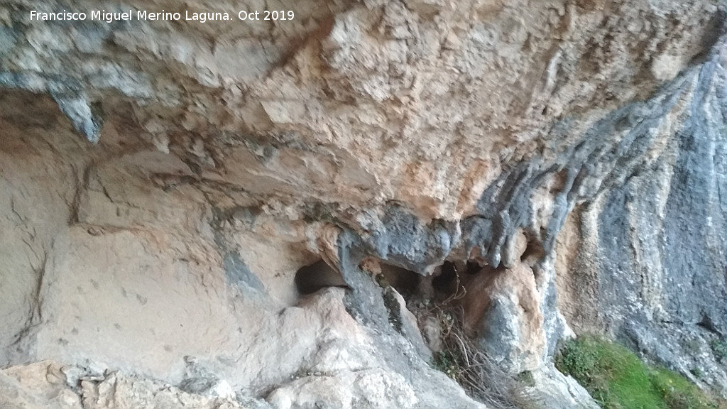 Cueva de las Cazoletas - Cueva de las Cazoletas. Pared derecha de la entrada