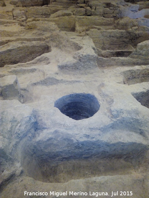 La Mota. Iglesia Mayor Abacial. Excavaci�n arqueol�gica - La Mota. Iglesia Mayor Abacial. Excavaci�n arqueol�gica. Silo de almacenaje musulm�n