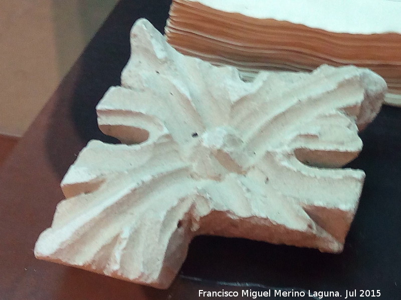 La Mota. Iglesia Mayor Abacial. Excavaci�n arqueol�gica - La Mota. Iglesia Mayor Abacial. Excavaci�n arqueol�gica. Pieza de yeser�a g�tica vegetal. Siglos XIV - XV