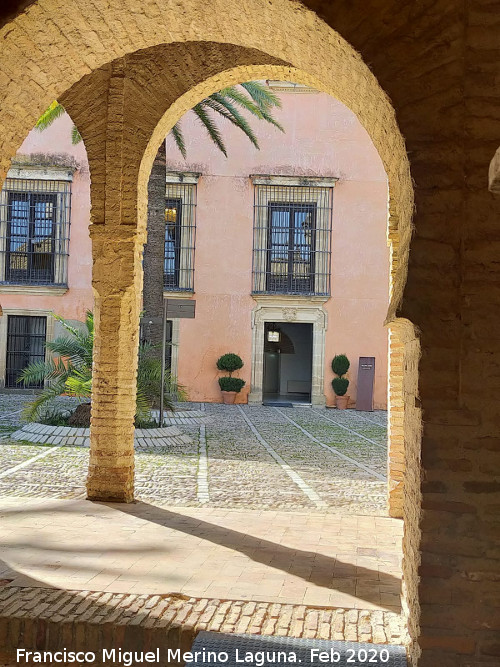 Alc�zar de Jerez. Mezquita - Alc�zar de Jerez. Mezquita. Vistas del Palacio de Villavicencio desde su puerta