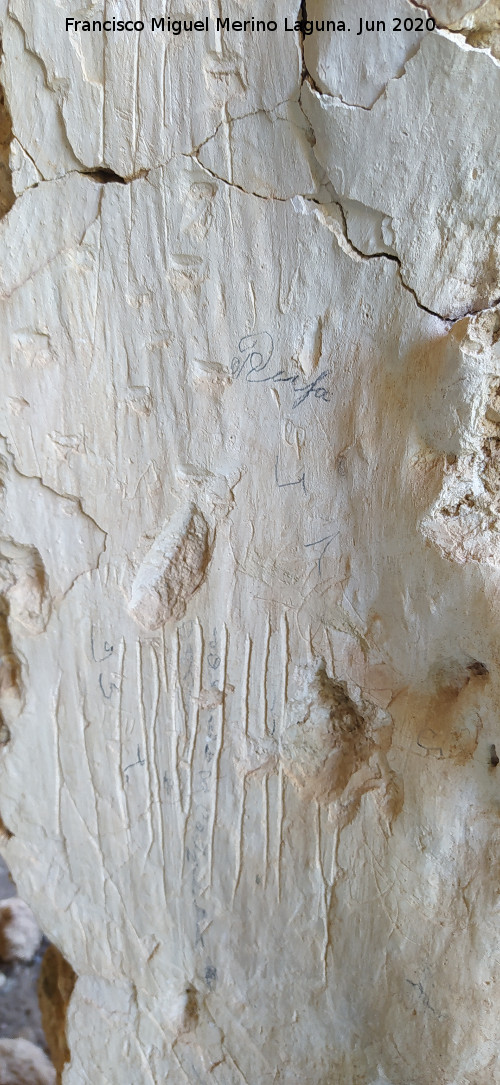Eremitorio de las Grajas - Eremitorio de las Grajas. Grafitis y grabados modernos en el enlucido de las paredes de la vivienda