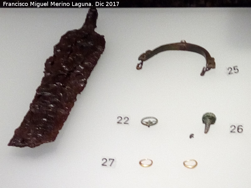 Necr�polis ib�rica de Piquia - Necr�polis ib�rica de Piquia. Espada de hierro, espuela con p�a de plata, anilla, tachuelas de bronce, pendientes de oro. Museo Ibero de Ja�n