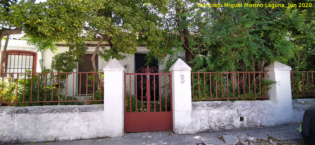Aldea El Centenillo - Aldea El Centenillo. Casa t�pica con jard�n delantero