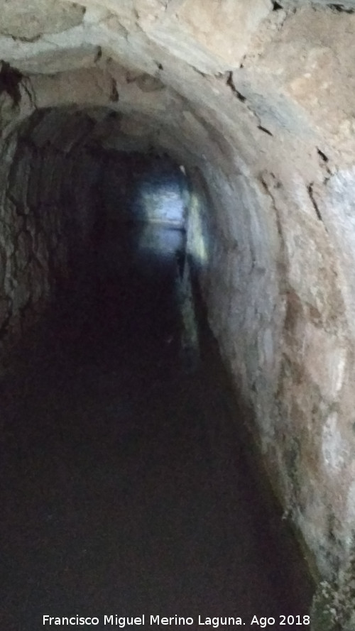 Aljibe-Pilar del Berrueco - Aljibe-Pilar del Berrueco. Iluminando la entrada de agua