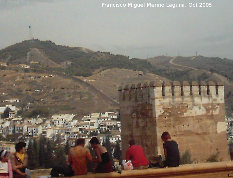 Alhambra. Torre de Mohamed - Alhambra. Torre de Mohamed. Al fondo la Murallas de Sacromonte
