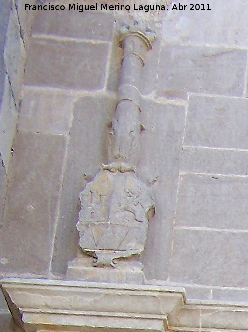 Colegiata de la Asunci�n - Colegiata de la Asunci�n. Escudo izquierdo de la portada cedada derecha