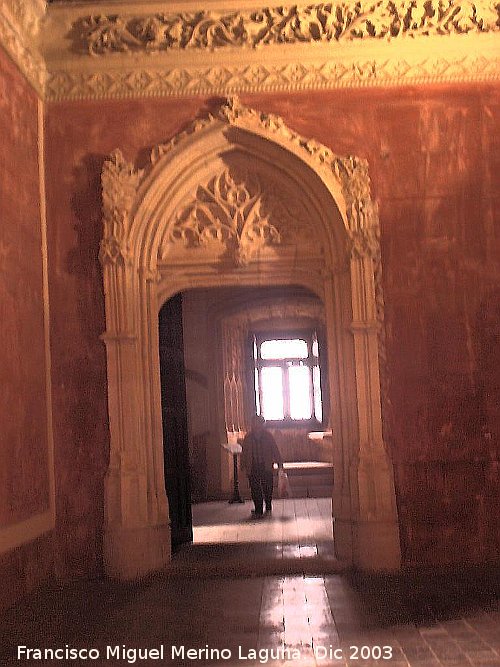 Castillo de Belmonte - Castillo de Belmonte. Puerta con decoraci�n de moc�rabes