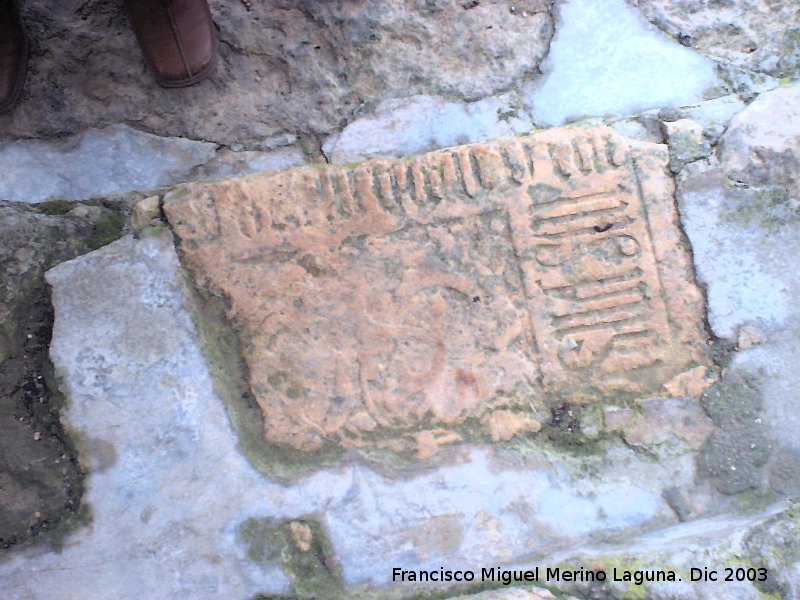 Colegiata de San Bartolom� - Colegiata de San Bartolom�. Resto de l�pida utilizada como soler�a en el exterior