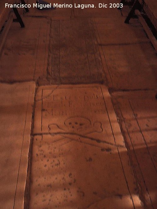 Colegiata de San Bartolom� - Colegiata de San Bartolom�. Sepultura en el suelo