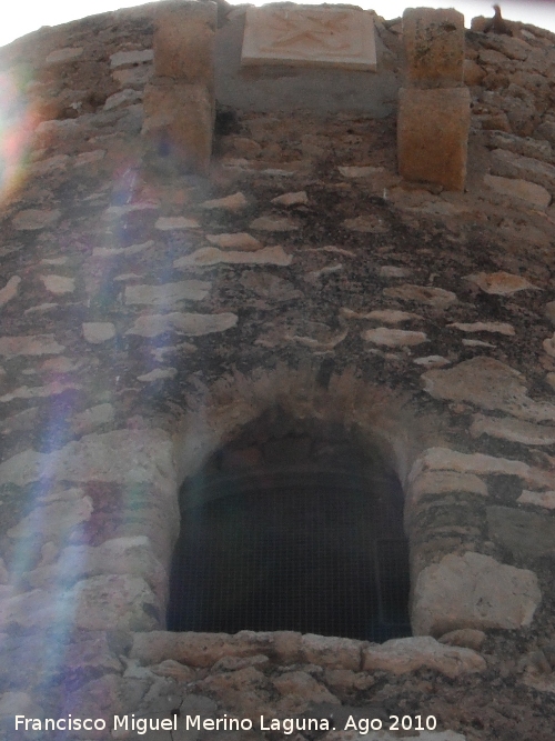 Torre�n Torre Garc�a - Torre�n Torre Garc�a. Puerta de acceso elevada con matac�n y escudo de la Guardia Civil