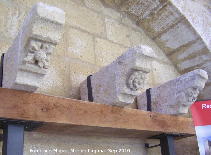 La Mota. Casas del Cabildo - La Mota. Casas del Cabildo. Canes de la fachada