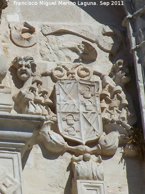 Iglesia de Santa Mar�a - Iglesia de Santa Mar�a. Escudo derecho. Escudo del Obispo Mendoza