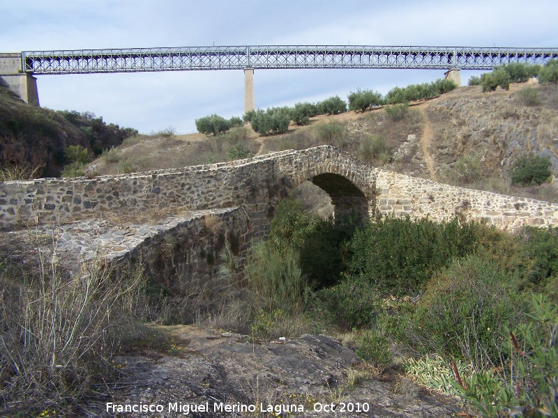 Puente medieval El Pont�n - Puente medieval El Pont�n. Con el Viaducto sobre el R�o V�voras al fondo