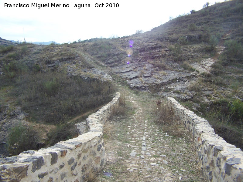 Puente medieval El Pont�n - Puente medieval El Pont�n. Calzada