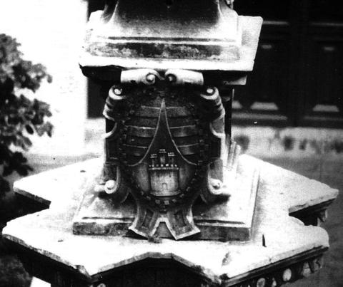 Fuente del Convento - Fuente del Convento. Foto antigua. Escudo de la fuente