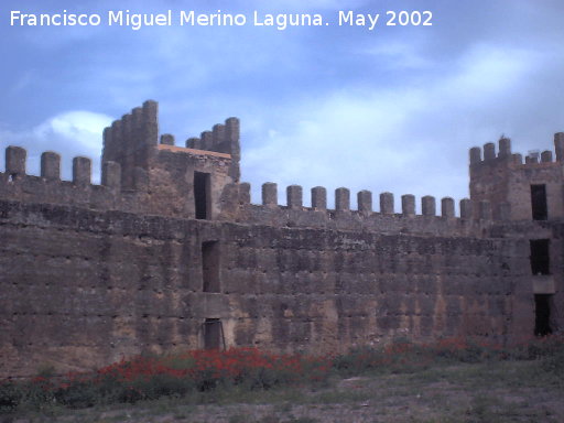 Castillo de Ba�os de la Encina - Castillo de Ba�os de la Encina. Muralla y torres desde el patio de armas