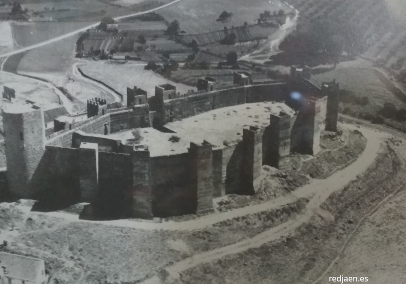 Castillo de Ba�os de la Encina - Castillo de Ba�os de la Encina. Foto a�rea antigua