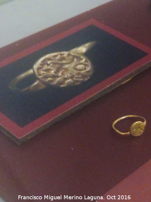 Yacimiento Las Ventas - Yacimiento Las Ventas. Anillo de oro, siglo VI. Museo Provincial de Ja�n