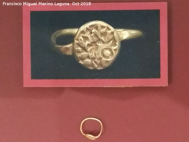 Yacimiento Las Ventas - Yacimiento Las Ventas. Anillo de oro, siglo VI. Museo Provincial de Ja�n