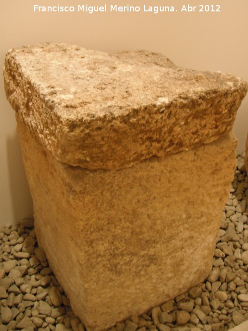 Yacimiento de La Quinta - Yacimiento de La Quinta. Sarcfago cuadrado de incineracin. Museo Municipal