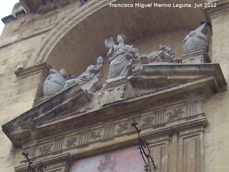 Mezquita Catedral. Custodia del Muro Sur - Mezquita Catedral. Custodia del Muro Sur. Front�n y estatuas