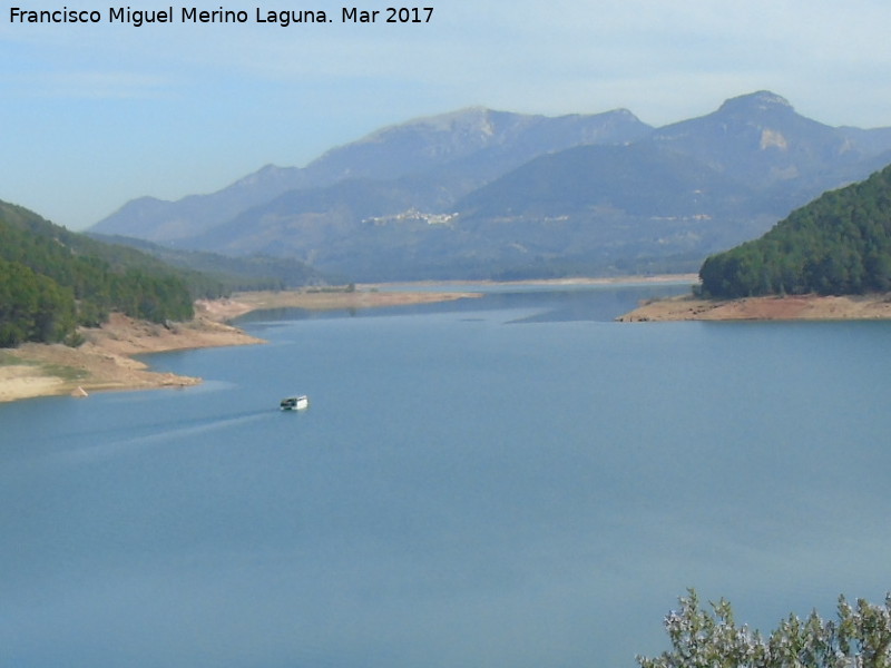 Hornos - Hornos. Tranco con su Barco Solar y al fondo Hornos
