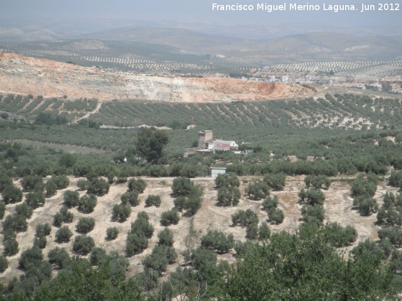 Castillo de Torre Garc�a - Castillo de Torre Garc�a. Al fondo la Cantera Aris�n y Torredonjimeno