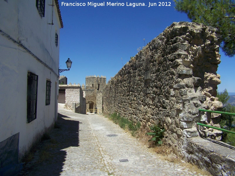 Calle Muralla - Calle Muralla. Muralla Norte intramuros. Al fondo la Puerta de los Santos