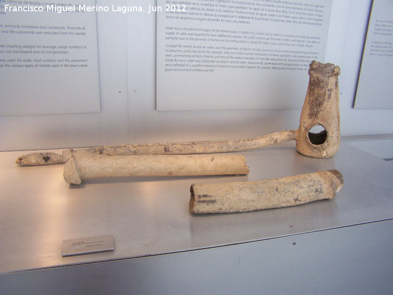 Baelo Claudia. Decumanus Maximus - Baelo Claudia. Decumanus Maximus. Canalizaci�n de plomo. Siglo I d.C. Museo de Baelo Claudia