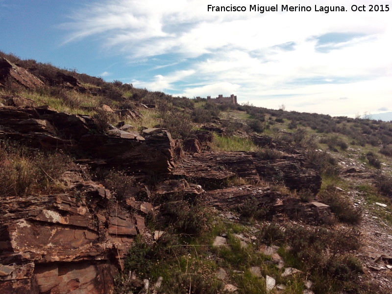  - . Al fondo asomando el castillo