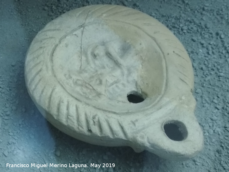 Lucerna - Lucerna. Lucerna de disco. Cstulo. Siglos I-III d.C. Museo Arqueolgico de Linares
