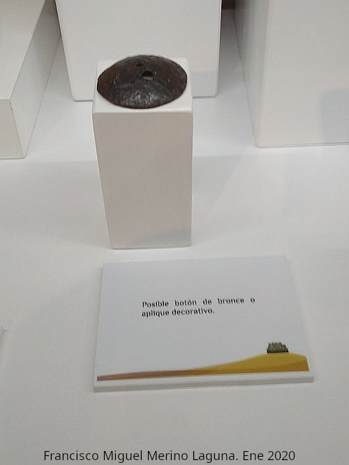 Palacio ibero del Cerro de la Merced - Palacio ibero del Cerro de la Merced. Posible bot�n de bronce o aplique decorativo. Exposici�n en el Museo Ibero de Ja�n