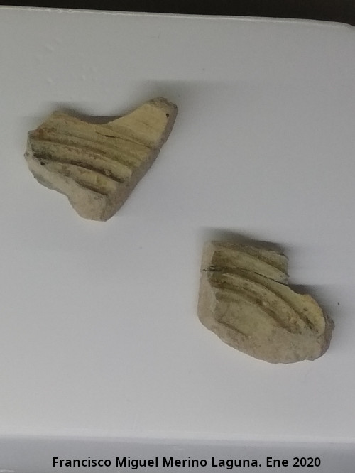 Palacio ibero del Cerro de la Merced - Palacio ibero del Cerro de la Merced. Fragmento de cuenco en cer�mica vidriada con decoraci�n de verde manganeso. Siglo XIX d.C. Exposici�n Museo Ibero Ja�n