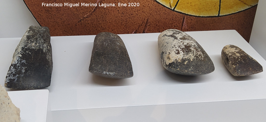 Palacio ibero del Cerro de la Merced - Palacio ibero del Cerro de la Merced. Hachas pulimentadas. Exposici�n en el Museo Ibero de Ja�n