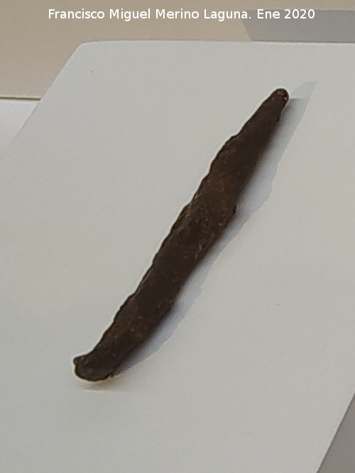 Palacio ibero del Cerro de la Merced - Palacio ibero del Cerro de la Merced. Punta de flecha con aletas dobladas. Exposici�n en el Museo Ibero de Ja�n