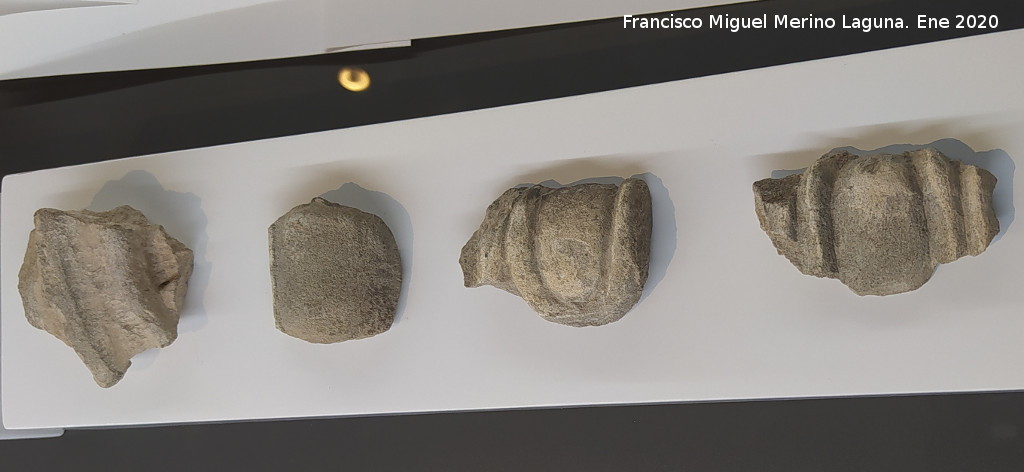 Palacio ibero del Cerro de la Merced - Palacio ibero del Cerro de la Merced. Fragmentos de un friso de ovas. Exposic�n en el Museo Ibero de Ja�n