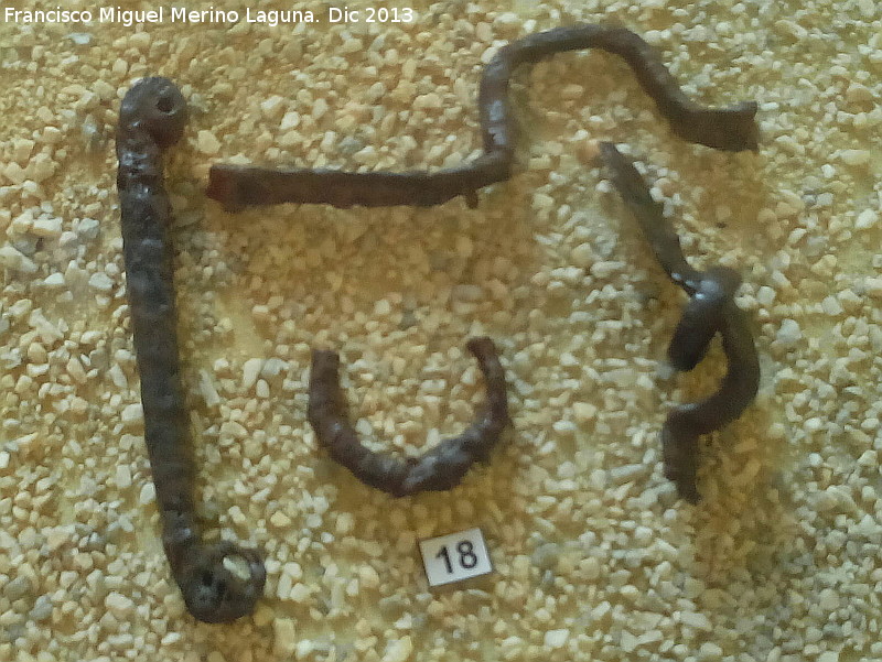 C�stulo. Necr�polis Estacar de Robarinas - C�stulo. Necr�polis Estacar de Robarinas. Apliques de escudo. Tumba 15. Siglo IV a.C. Museo Arqueol�gico de Linares