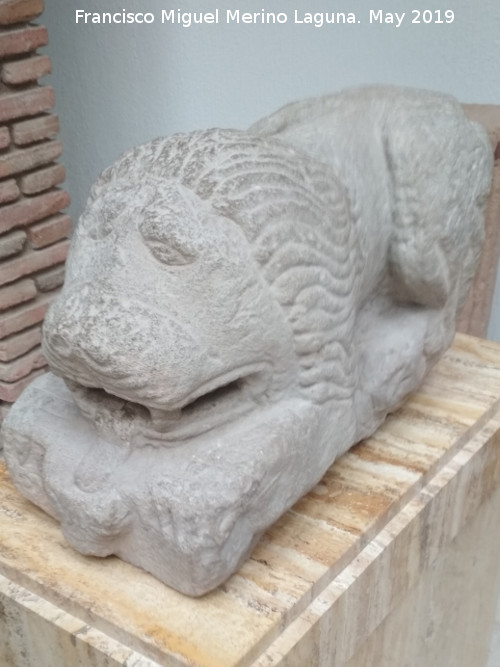 Cstulo. Necrpolis de los Patos - Cstulo. Necrpolis de los Patos. Len que en este caso sujeta una cabeza de novillo