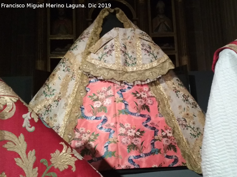 Catedral de Ja�n. Sacrist�a - Catedral de Ja�n. Sacrist�a. Manto de la Virgen de la Antigua y traje del Ni�o Jes�s 1760-1790