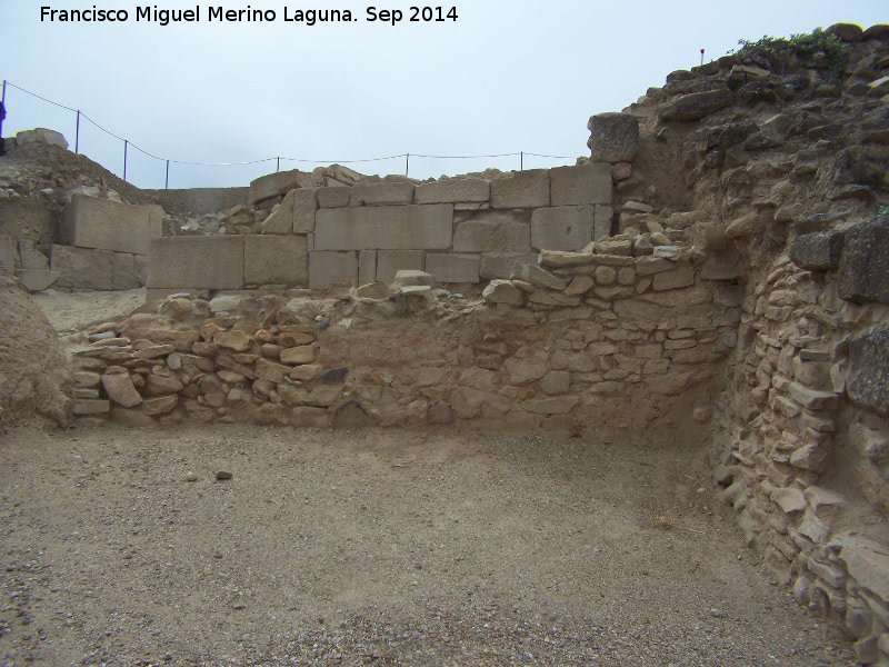 Cstulo. Torren de la Puerta del Len - Cstulo. Torren de la Puerta del Len. En primer trmino muralla ibera y en segundo muralla republicana.