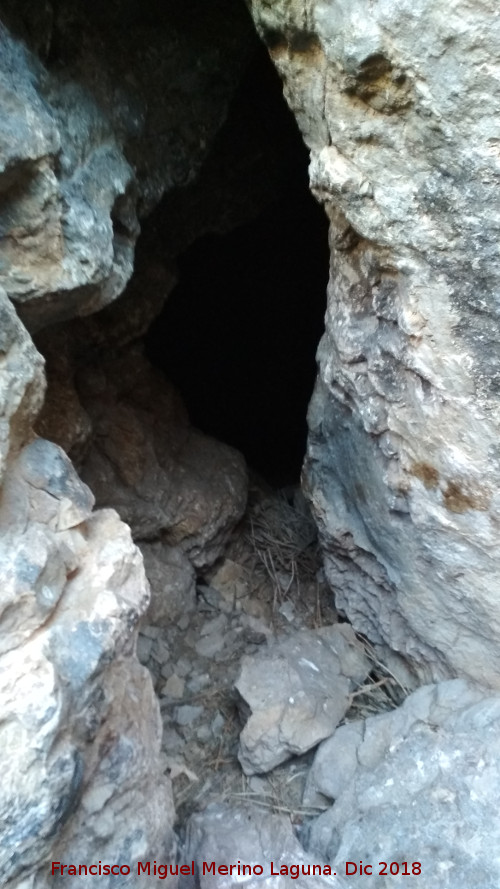 Paso de la Serrezuela - Paso de la Serrezuela. Peque�a cueva a la entrada