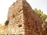 Castillo de Arenas. Recinto Inferior. Torre�n con habit�culo de la puerta del castillo