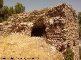 Castillo de Arenas. Recinto Inferior. Torre�n con habit�culo de la puerta del castillo