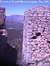 Castillo de Arenas. Recinto Inferior. Uni�n de la muralla de tapial con el torre�n de mamposter�a sur