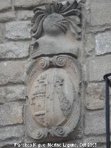 Casa de la Calle Blas Infante n� 23. Escudo izquierdo